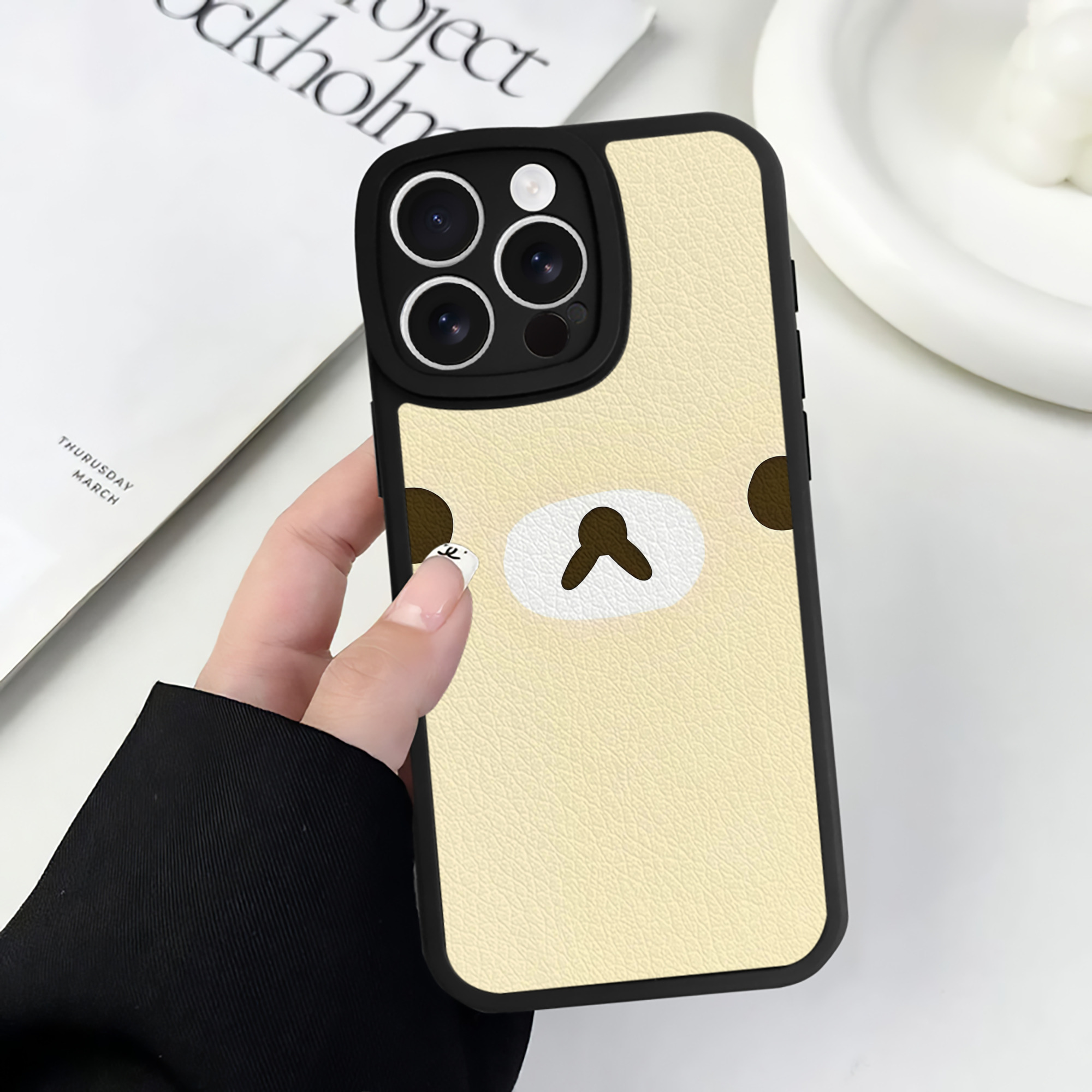 （画像用） リラックマ リラックマ キイロイトリ Rilakkuma Korilakkuma Kiiroitori 【iPhone 16シリーズ対応】シリコンスマホケース（レザー調） 材質：シリコン